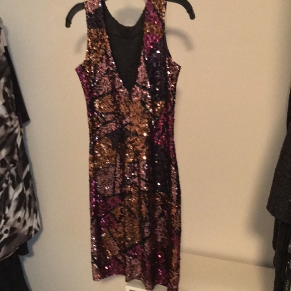 EUC BEAUTIFUL FITTED SEQUINED DRESS. GEOMETRIC PATTERN.NICE V BACK NECKLINE SZ 6 - Picture 3 of 6
